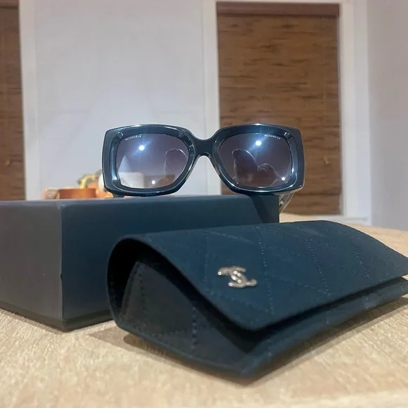 CHANEL Navy Sunglasses with Quilted Black Case CHANEL | Accessories | Vtg Chanel Quilted Cc Sunglasses W  main image 2